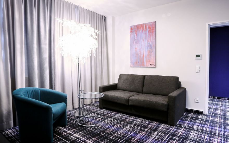 Business Suite 550A4898 2026 1702x1276