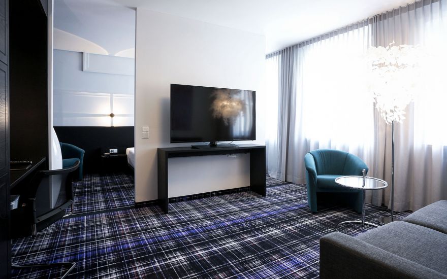 Business Suite 550A4909 2026 1702x1276