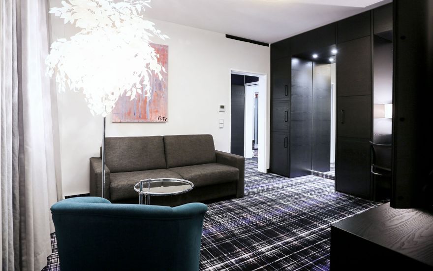 Business Suite 550A4904 2026 1702x1276